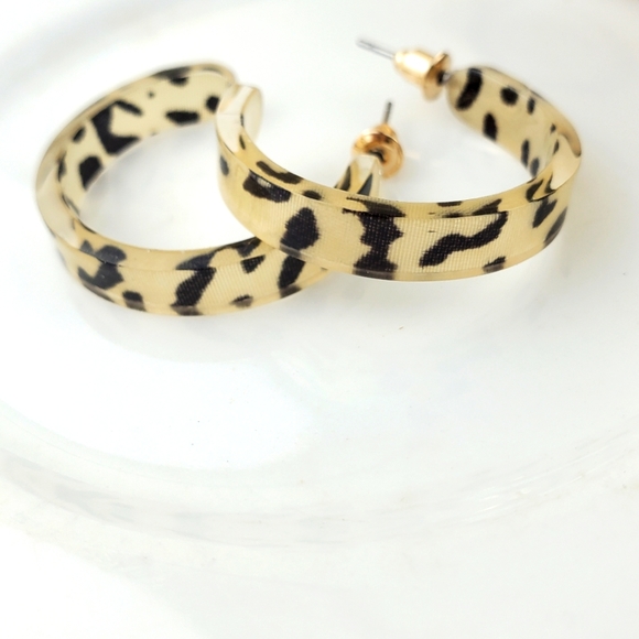 💫5/$25 Clear Leopard Earrings - Picture 3 of 6